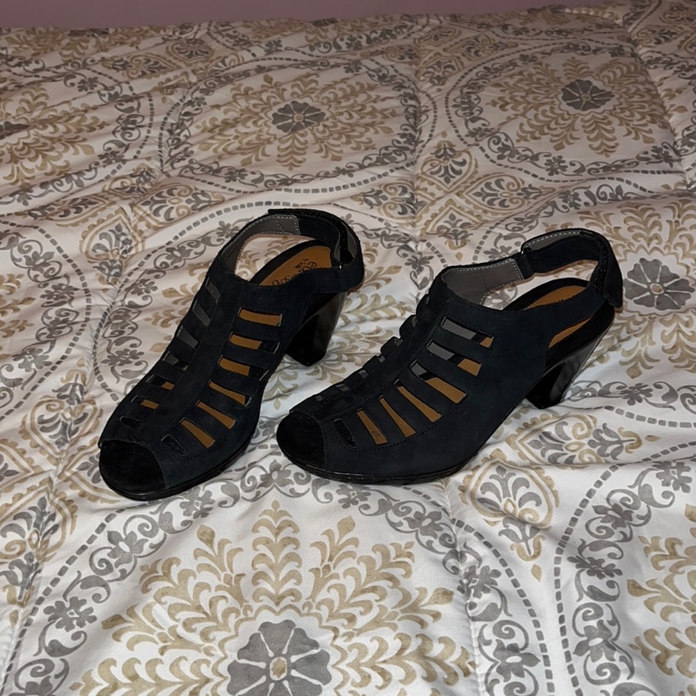 Woman’s 7.5 black heels